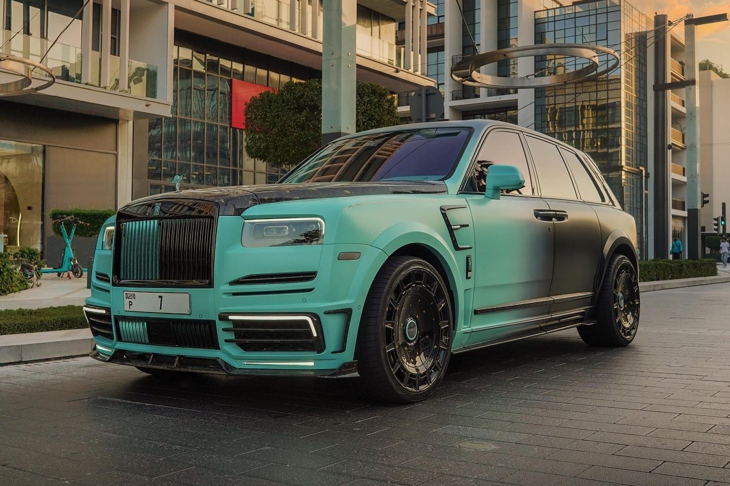 Chiếc Rolls-Royce Cullinan Mansory với biển số trị giá 15 triệu USD