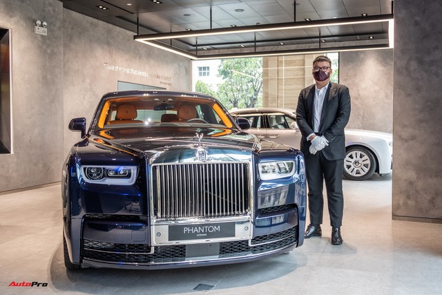 Thử làm khách VIP vào đại lý Rolls-Royce Việt Nam: Gửi xe 200.000 đồng, người ngoài không được tự ý mở cửa, ngồi thử xe gần 30 tỷ đồng