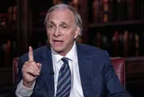 Tỷ phú Ray Dalio cảnh báo: Ai giữ tiền trong ngân hàng sẽ nghèo dần