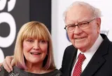 Con gái duy nhất của Warren Buffett: Tuổi 20 vẫn giao đồ ăn, bán báo vì không biết cha là tỷ phú
