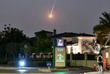 Giới thượng lưu Dubai nhầm tên lửa bị đánh chặn thành pháo hoa