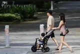 Đẻ con ở Singapore, “khoản đầu tư” ngày càng nặng gánh, kể cả với người giàu