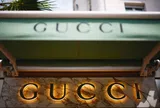 Không chỉ dầu mỏ: Gucci, Versace đồng loạt đóng cửa giữa căng thẳng Trung Đông