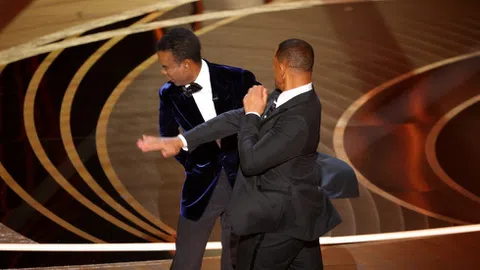 Chuyện hi hữu ở lễ trao giải Oscar 2022: nam diễn viên xuất sắc Will Smith đánh Chris Rock ngay trên sóng trực tiếp