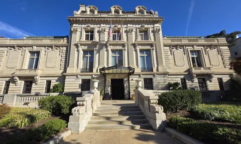 Bên trong “sân chơi quyền lực” của giới tinh hoa Mỹ: từ những câu lạc bộ kín tiếng đến các think tank định hình chính sách toàn cầu