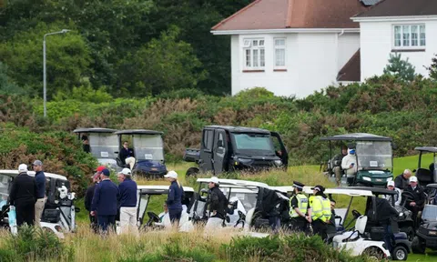 Trump mang siêu xe đánh golf bọc thép đặc biệt trong chuyến công du Scotland
