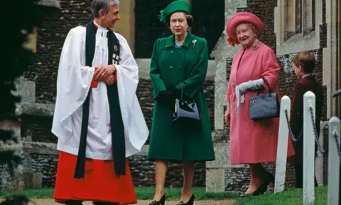 Nữ hoàng Elizabeth II và câu chuyện làm lễ trừ tà trong cung điện