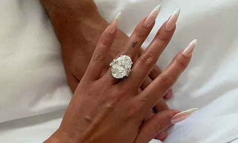 Siêu sao Ronaldo vừa chi 130 tỷ cho nhẫn cầu hôn, Georgina lại nhận thêm siêu xe và đồng hồ đắt tiền
