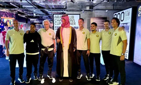Du khách trầm trồ trước bảo tàng Ronaldo ở Hong Kong (Trung Quốc)