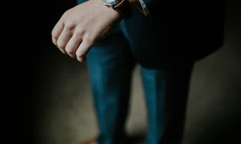 Ngôn ngữ cơ thể là yếu tố nhận biết tầng lớp giàu có, thượng lưu: Góc nhìn từ nhân viên bán hàng dày dặn kinh nghiệm