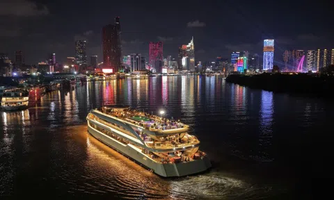 Du thuyền ẩm thực 5 sao mới xuất hiện trên sông Sài Gòn có gì đặc biệt?
