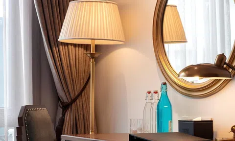 Những điều khách sạn 5 sao không nói về chai nước trong phòng bạn