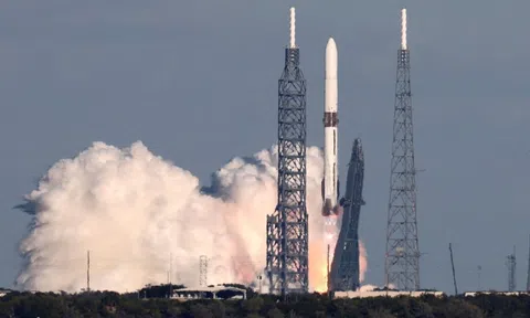 Tỷ phú Jeff Bezos vừa ghi điểm lớn trong cuộc đua vũ trụ với  Elon Musk