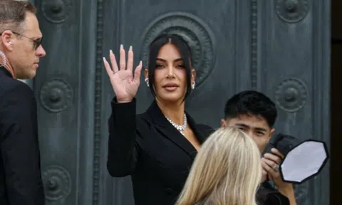 Kim Kardashian gây choáng tại tòa: Váy áo hiệu, kim cương triệu đô