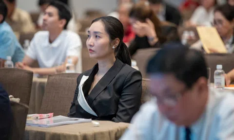 Hiếm khi xuất hiện trước công chúng, em gái Cường Đô La bất ngờ lộ diện tại đại hội cổ đông