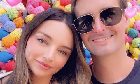 Vợ chồng tỷ phú Miranda Kerr - Evan Spiegel "chìm đắm" trong cảnh sắc và không gian thiền định tại chùa 1.200 năm tuổi ở Nhật Bản