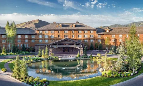 Giới siêu giàu hội tụ tại "Trại hè tỷ phú" Sun Valley, Elon Musk vắng mặt