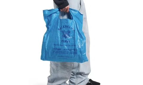 Balenciaga tạo trào lưu xa xỉ mới: Từ túi rác nghìn USD đến ly cà phê đắt đỏ