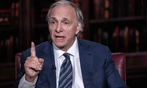 Tỷ phú Ray Dalio cảnh báo: Ai giữ tiền trong ngân hàng sẽ nghèo dần