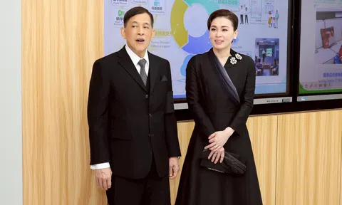 Hoàng hậu Thái Lan U50 đẹp nổi bật trong chuyến công du: Câu chuyện từ nghề tiếp viên đến Hoàng cung