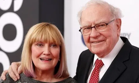 Con gái duy nhất của Warren Buffett: Tuổi 20 vẫn giao đồ ăn, bán báo vì không biết cha là tỷ phú