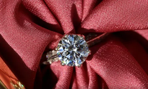 Sai lầm đắt giá khi mua kim cương: Người có tiền cũng dễ ‘mất điểm’ nếu không biết điều này