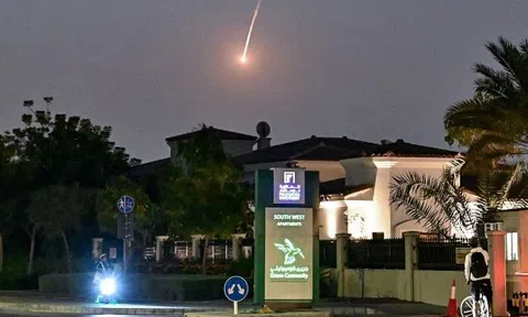 Giới thượng lưu Dubai nhầm tên lửa bị đánh chặn thành pháo hoa