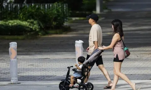 Đẻ con ở Singapore, “khoản đầu tư” ngày càng nặng gánh, kể cả với người giàu