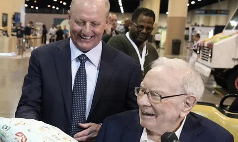Lợi nhuận Berkshire Hathaway biến động ra sao trước thềm tỷ phú Warren Buffett rời ghế CEO?