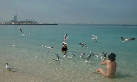 Giữa bất ổn khu vực, giới siêu giàu UAE vẫn tắm biển, đi bar như thường