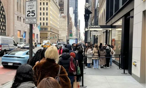 Muốn mua Chanel cũng phải xếp hàng: Giới giàu không có ngoại lệ