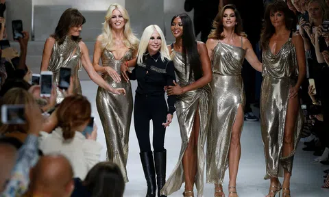 Bà hoàng Donatella Versace "nghỉ hưu" sau 28 năm dẫn dắt đế chế thời trang Versace, cựu GĐST Miu Miu sẽ tiếp quản vị trí đầy quyền lực này?