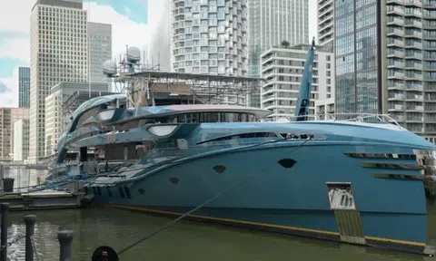 Bên trong siêu du thuyền sang trọng của Nga đang bị giữ ở London