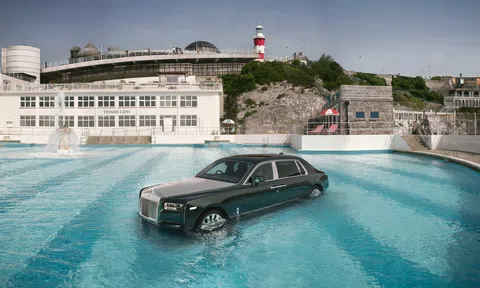 Hãng xe sang hàng đầu thế giới chơi lớn dịp sinh nhật: Đem Rolls-Royce Phantom VIII 18 tỷ ngâm mình dưới nước
