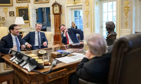 Xuất hiện chiếc Rolex bí ẩn trên bàn làm việc ông Trump, hãng đồng hồ này nói gì?