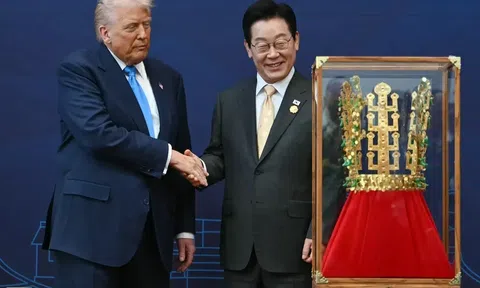 Món quà ngoại giao bằng vàng: Cách các nguyên thủ quốc gia gây ấn tượng với ông Trump
