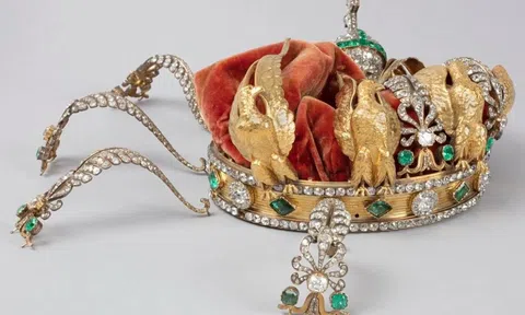 Vương miện của Hoàng hậu Eugénie: Những hình ảnh đau lòng sau vụ mất mát 102 triệu đô la tại Louvre