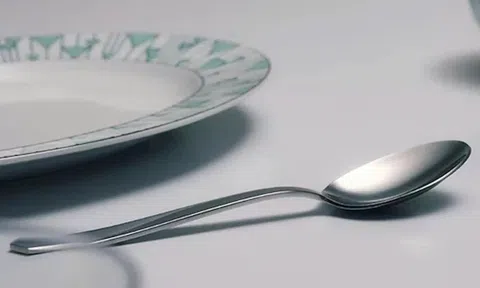 Chiếc thìa Prada và cuộc tranh luận trong giới thời trang xa xỉ