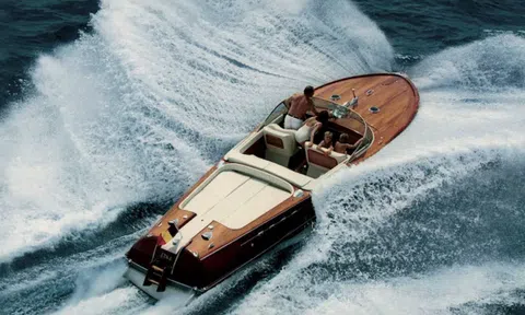 Bí mật đằng sau mức giá đắt đỏ của những chiếc du thuyền Riva cổ điển