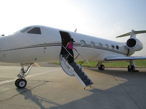 Ca sĩ tỷ phú Hà Phương dùng máy bay riêng đưa bạn bè đi du lịch đầu năm 2022