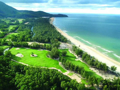 Sân Golf tuyệt đẹp đạt chuẩn Quốc tế Laguna Golf Huế vừa giáp biển lại có cánh đồng lúa cho 30 tấn mỗi năm