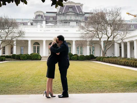 Con gái út nhà Donald Trump công khai ảnh đính hôn trong nhà trắng với chiếc nhẫn cầu hôn 1,2 triệu đô