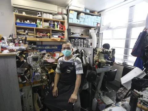 Người thợ dành gần 50 năm sửa túi hiệu xa xỉ ở Hongkong tiết lộ sự thật là chẳng có hãng nào bền