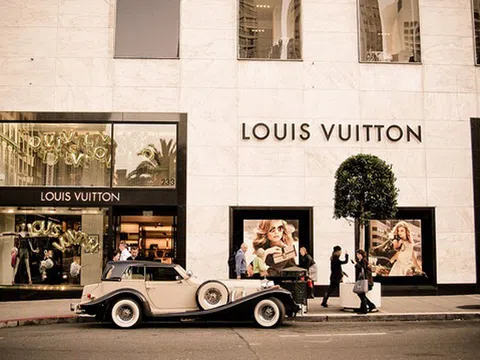 Thương hiệu xa xỉ Louis Vuitton được tạo nên từ người chủ như thế nào?