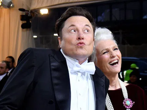 Sau thương vụ mua Twitter 44 tỷ USD, Elon Musk lần đầu xuất hiện tại Met Gala 2022 cùng mẹ