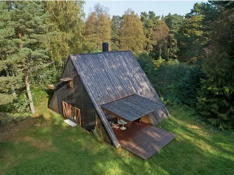 Cabin nghỉ dưỡng hình tam giác biệt lập giữa rừng thông