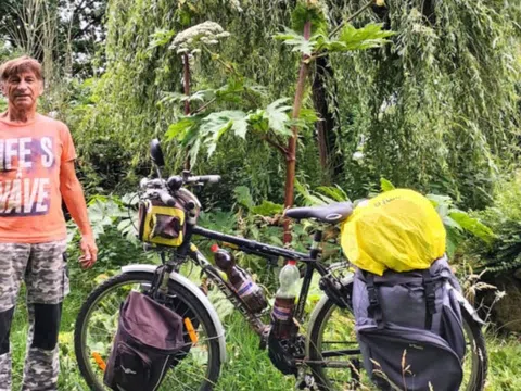 Người đàn ông đạp xe hơn 1.400 km từ Bỉ đến Pháp để ăn một chiếc bánh sừng bò oải hương