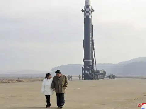 Vén màn sự xuất hiện của con gái Kim Jong Un - cô bé làm “lu mờ” vụ phóng tên lửa và dấy lên nghi ngờ về lãnh đạo tương lai của Triều Tiên