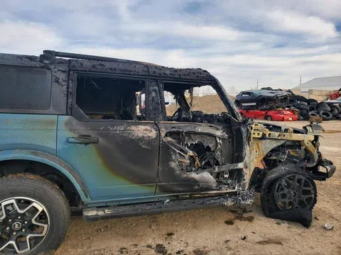 Ford Bronco "siêu hot" của hãng Ford bất ngờ bốc cháy sau cú phanh gấp