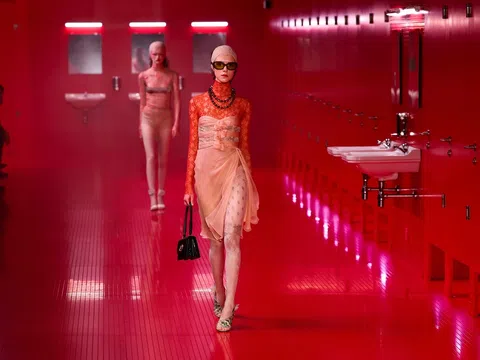 Valentino và cuộc chơi táo bạo: Khi sàn runway hóa thành nhà vệ sinh công cộng